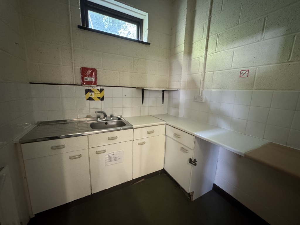 Lot: 84 - DETACHED COMMERCIAL UNIT ON GOOD SIZE PLOT WITH POTENTIAL - Kitchen